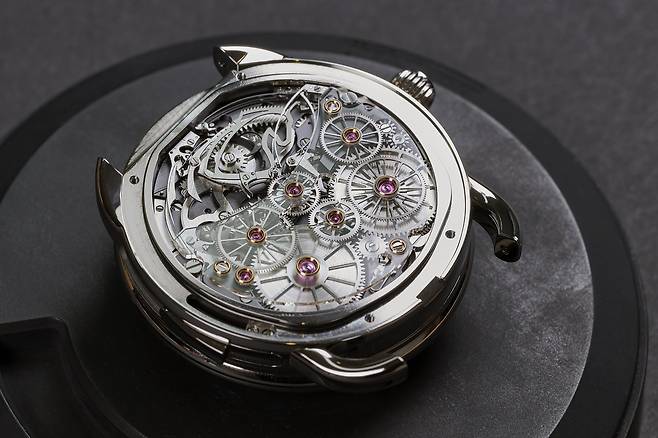 ‘아쏘 뒥 아뜰레’ 시계 백케이스로 보이는 부품은 에르메스 로고에 사용하는 마차의 바퀴를 닮았다. 가공 장식에도 공을 들였다. 사진 에르메스