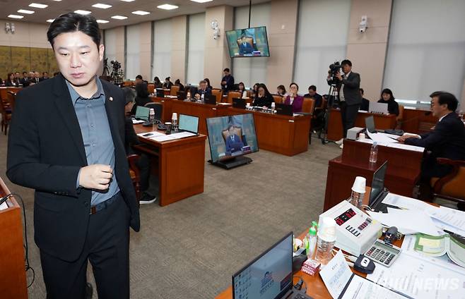 20일 서울 영등포구 여의도 국회에서 열린 문화체육관광위원회 전체회의에서 신동욱 국민의힘 의원과 관련된 의혹들이 제기되면서 현안질의가 지연되자 진종오 의원이 회의장을 빠져나가고 있다.