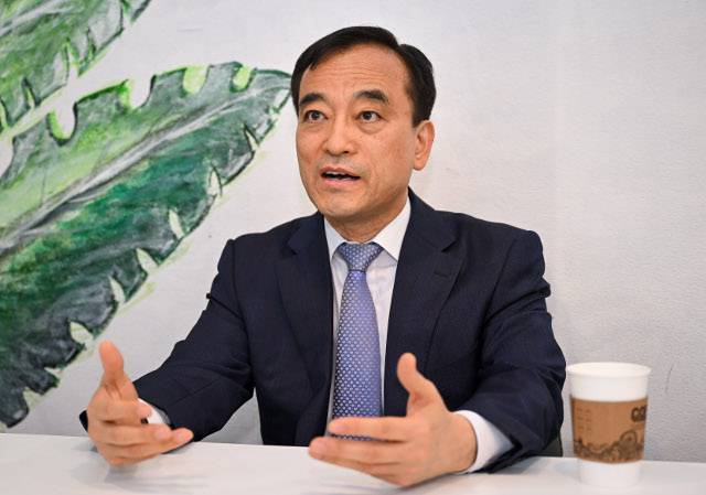 이용희 에스더기도운동 대표가 지난 16일 서울 영등포구 사무실에서 포괄적 차별금지법에 대한 폐해를 설명하고 있다. 신석현 포토그래퍼