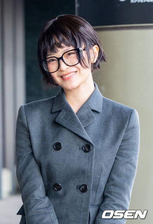 [OSEN=김포국제공항, 박준형 기자] 뉴진스 멤버 하니가 19일 오후 김포국제공항을 통해 해외 일정 참석차 출국했다.뉴진스는 올해 더블 싱글 'How Sweet'와 일본 데뷔 싱글 'Supernatural'로 한국과 일본에서 종횡무진 활약했다.&nbsp;뉴진스 하니가 출국장으로 이동하고 있다.   2024.11.19 / soul1014@osen.co.kr