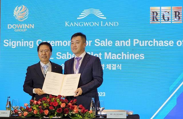 ▲지난 2023년 3월 14일 필리핀 마닐라의 한 호텔에서 열린 강원랜드 슬롯머신 매매계약을 체결하고 있는 당시 이삼걸 사장과 두윈의 리차드 진 대표. 두윈의 강원랜드 슬롯머신 계약은 잔금 미납으로 지난 8월 최종 해지되었다. ⓒ프레시안