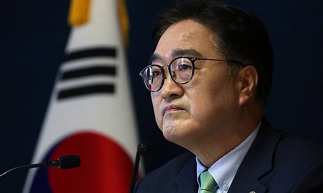 우원식 국회 의장이 19일 서울 여의도 국회 사랑재에서 열린 외신 기자회견에서 기자 질문을 듣고 있다.뉴시스