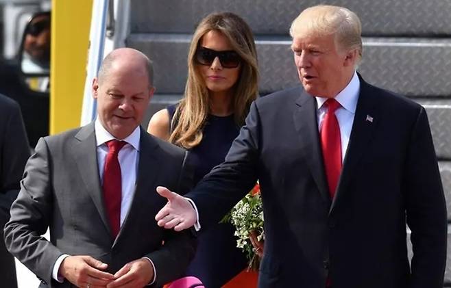 2017년 7월 독일 함부르크에서 열린 주요 20개국(G20) 정상회의 당시 함부르크 시장이던 올라프 숄츠 현 독일 총리(왼쪽)가&nbsp;도널드 트럼프 미국 대통령(오른쪽)을 영접하고 있다. 가운데는 트럼프의 부인 멜라니아 여사. EPA연합뉴스