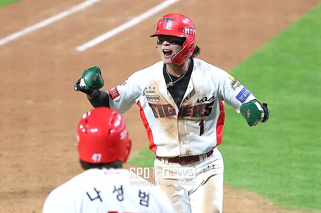 ▲ 올해 공수 모두에서 좋은 활약을 하며 유격수 부문 골든글러브까지 수상한 박찬호는 2025년 시즌을 정상적으로 소화할 경우 FA 자격을 얻는다. 심우준이 4년 총액 50억 원이라는 업계 예상 이상의 금액을 받는 등 시장이 선수에게 유리하게 흘러가고 있다는 평가가 나온다. 세 명의 선수가 동시에 FA 자격을 얻을 가능성이 큰 KIA도 고민이 빠질 전망이다. ⓒ곽혜미 기자