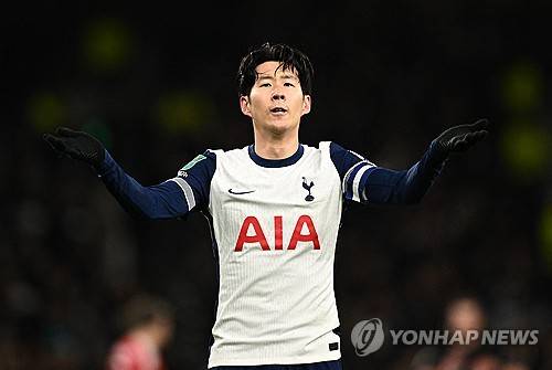 토트넘 홋스퍼가 맨체스터 유나이티드를 간신히 누르고 카라바오컵 준결승에 진출했다. 손흥민은 환상적인 코너킥 골로 시즌 7호골을 터뜨렸다. 토트넘은 20일(한국시간) 영국 런던에 위치한 토트넘 홋스퍼 스타디움에서 열린 맨체스터 유나이티드와 2024-2025시즌 카라바오컵(리그컵) 8강전서 4-2로 이겼다. 연합뉴스