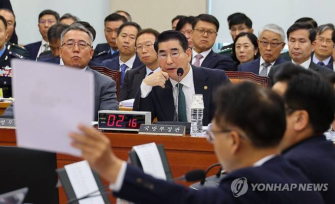 박선원 의원 질의에 답하는 김용현 장관 (서울=연합뉴스) 한종찬 기자 = 김용현 국방부 장관이 24일 오전 서울 국회에서 열린 국방위원회 국정감사에서 더불어민주당 박선원 의원 질의에 답변하고 있다. 2024.10.24 saba@yna.co.kr