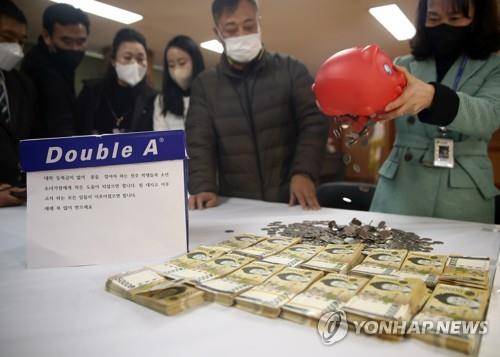 전주 '얼굴 없는 천사'가 놓고 간 성금 [연합뉴스 자료사진]