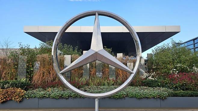 벤츠 독일 진델핑겐 공장 앞 삼각별 로고 연합뉴스