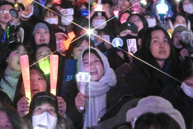 윤석열 대통령에 대한 탄핵소추안이 가결된 14일 서울 여의도 국회 앞에서 열린 집회에 참가한 시민들의 모습. 정다빈 기자