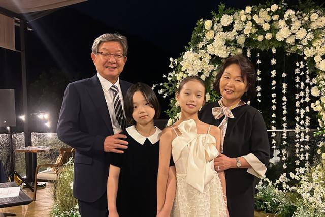 손서영 양이 무대를 마친 후 기념 촬영을 하고 있다. 왼쪽부터 손 양의 할아버지 손승호 씨, 동생, 손서영, 할머니 김숙자 씨. 박상은 기자