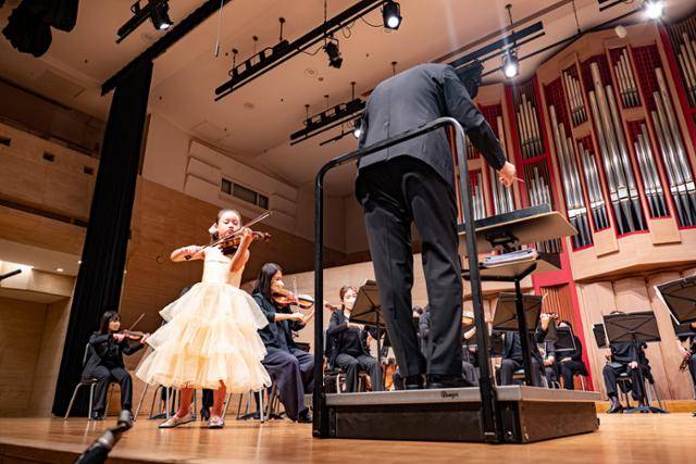 손서영 양 한 국내 바이올린 콩쿠르 대회에 참가해 무대에서 연주를 하고 있다. 박상은 기자