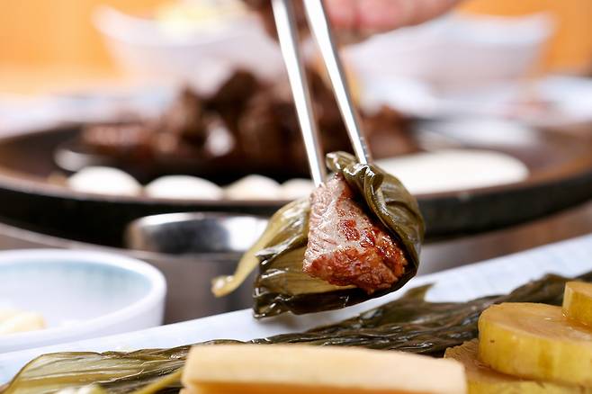 삼겹살 등 돼지고기에는 비타민B가 풍부하므로 비타민B 흡수를 촉진하는 명이나물을 곁들이면 좋다./사진=게티이미지뱅크