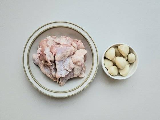 허니갈릭치킨의 재료. 닭은 닭봉을 활용하면 편리하다. 사진 신혜원