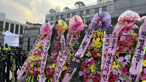 21일 오후 4시쯤 헌법재판소 담장을 따라 윤석열 대통령을 응원하는 축하 화환들이 늘어서 있다. 이아미 기자