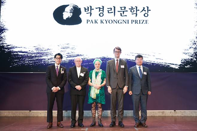 French writer Sylvie Germain (center) poses for a group photo after the award ceremony of Pak Kyongni Prize on Thursday. (Toji Cultural Foundation)