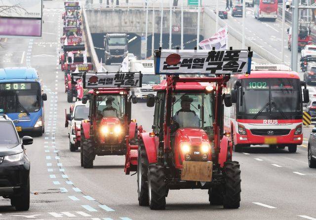 윤석열 대통령 구속 등을 촉구하며 트랙터와 트럭 수십 대를 몰고 상경 행진 중인 전국농민회총연맹 전봉준 투쟁단 농민들이 21일 경기도 과천시 남태령고개로 향하고 있다. 연합뉴스