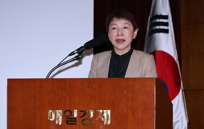 아오야마 히로코 니이가타식료농업대학 교수가 ‘벼 민간육종 활성화를 위한 한중일 국제세미나’에서 격려사를 하고 있다.<김재훈 기자>