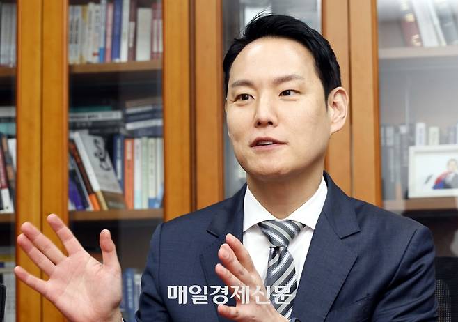 김한규 더불어민주당 의원이 매일경제와 만나 인터뷰하고 있다. [김호영 기자]