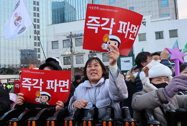 21일 오후 서울 종로구 광화문 동십자각 일대에서 열린 윤석열 즉각 체포·퇴진! 사회대개혁! 범시민 대행진 집회에 참석한 시민들이 구호를 외치고 있다. /사진=뉴시스