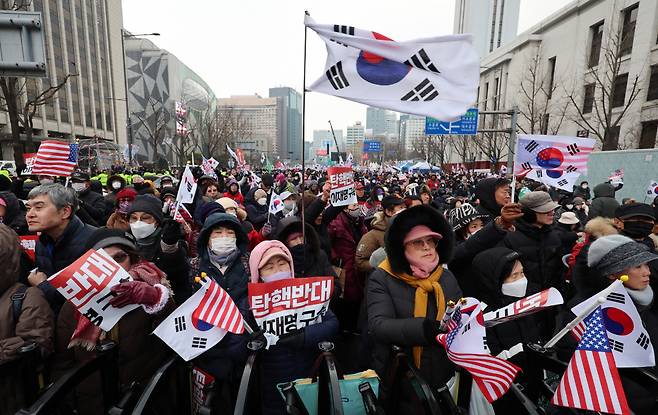 21일 오후 서울 중구 세종대로 일대에서 열린 대통령 탄핵 결사반대 및 헌법재판관 임명 불가 광화문 국민혁명대회에 참석한 많은 시민들이 탄핵 반대를 외치고 있다. /사진=뉴시스