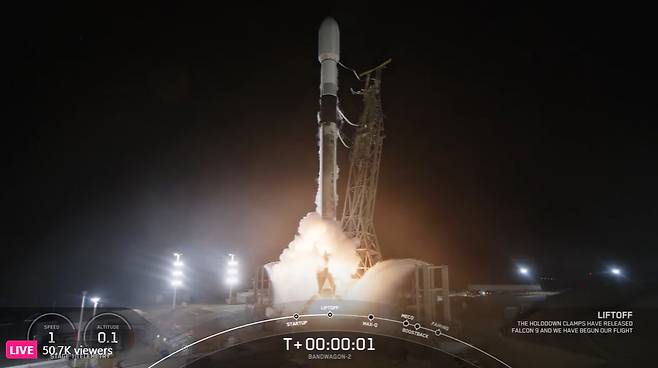 군사정찰위성 3호기를 싣고 날아오르는 미국 우주탐사기업 스페이스X의 팰컨9 로켓 모습 / 영상=SpaceX(스페이스X)