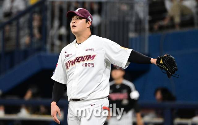 2024년 7월 2일 서울 고척스카이돔에서 '2024 신한 SOL Bank KBO리그' LG 트윈스와 키움 히어로즈의 경기가 열렸다. 키움 조상우가 4-2로 승리한 뒤 자신의 투구를 생각하며 아쉬워하고 있다./마이데일리