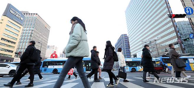 [서울=뉴시스] 지난해 12월29일 서울 광화문 네거리에서 직장인들이 출근하고 있다. 2024.12.20. (사진=뉴시스 DB) photo@newsis.com