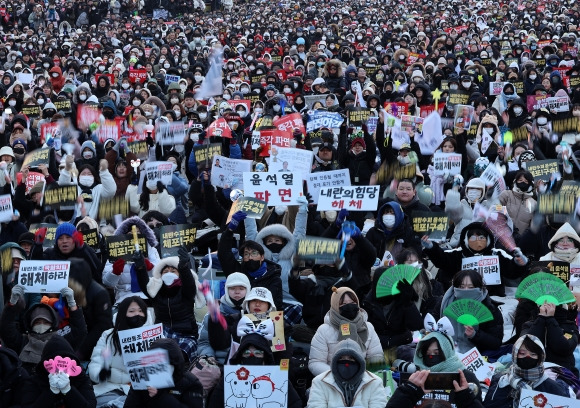 21일 오후 서울 종로구 광화문 동십자각 일대에서 열린 윤석열 즉각 체포·퇴진! 사회대개혁! 범시민 대행진 집회에 참석한 시민들이 구호를 외치며 파도타기를 하고 있다. 2024.12.21. 뉴시스