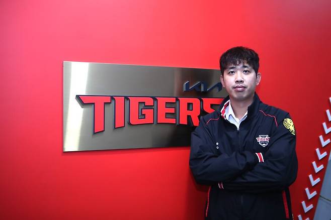 ▲ 올 시즌을 마치고 FA를 선언했던 임기영이 KIA와 FA 재계약을 맺고 구단 로고 앞에서 포즈를 취하고 있다. KIA는 임기영과 계약 기간 3년에 계약금 3억원, 연봉 9억원, 인센티브 3억원 등 총액 15억원에 FA 계약을 맺었다. ⓒKIA 타이거즈