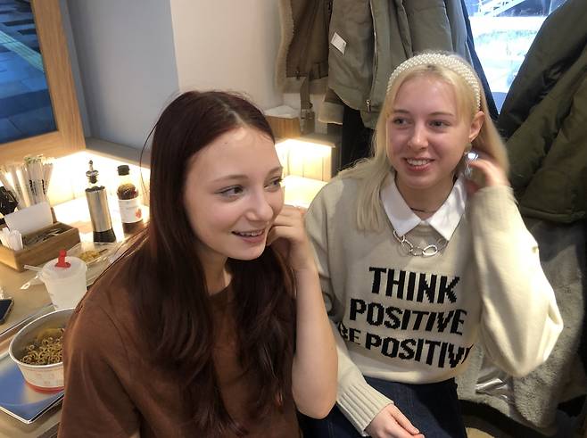 "만날 때마다 먹어요" (모스크바=연합뉴스) 최인영 특파원 = 러시아 모스크바의 한국 한강라면 체험 가게에서 자주 만난다는 러시아 10대 소녀 아나스타시야와 폴리나. 2024.12.21 abbie@yna.co.kr (끝)