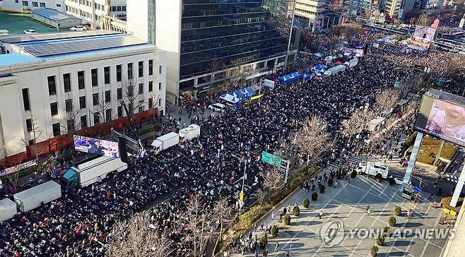 광화문 일대에서 열린 보수단체 집회 (서울=연합뉴스) 이진욱 기자 = 14일 오후 서울 종로구 동화면세점 앞에서 보수성향 단체인 대한민국바로세우기국민운동본부(대국본) 등이 '자유 대한민국 수호 국민혁명대회'를 열고 있다. 2024.12.14 cityboy@yna.co.kr