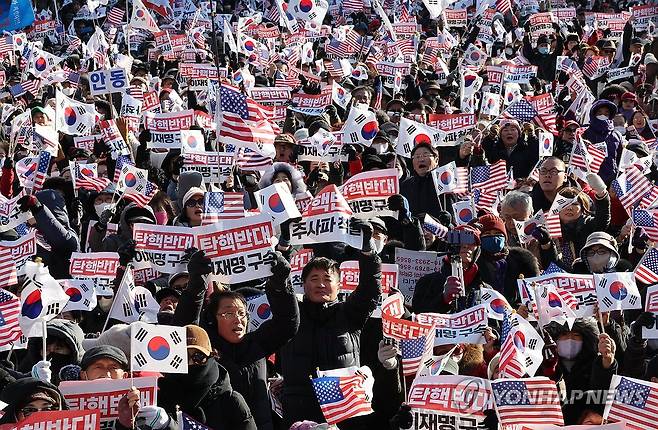 보수단체, 윤 대통령 탄핵 반대 집회 (서울=연합뉴스) 이진욱 기자 = 14일 오후 서울 종로구 동화면세점 앞에서 보수성향 단체인 대한민국바로세우기국민운동본부(대국본) 주최로 열린 '자유 대한민국 수호 국민혁명대회'에서 참석자들이 탄핵 반대 구호를 외치고 있다. 2024.12.14 cityboy@yna.co.kr