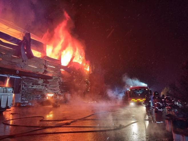 불타는 세트장 [연천소방서 제공, 재판매 및 DB 금지]