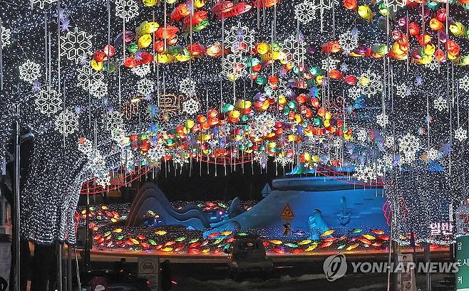 화천산천어축제 서막…불 밝힌 선등거리 (화천=연합뉴스) 이상학 기자 = 21일 오후 강원 화천군 화천읍 거리에서 선등거리 점등행사가 열려 산천어 모양의 등이 환하게 불을 밝히고 있다. 산천어축제는 내년 1월 11일 개막한다. 2024.12.21 hak@yna.co.kr