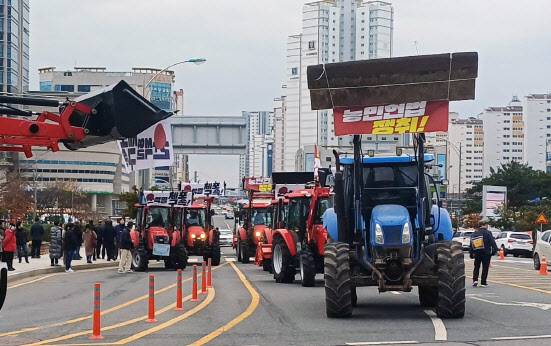 지난 16일 오전 전남 무안군 전남도청 앞에서 전국농민회총연맹 광주전남연맹이 ‘윤석열 체포 결사대 출정식’을 마치고 상경 행진을 위해 트랙터를 이동시키고 있다.(사진=연합뉴스)