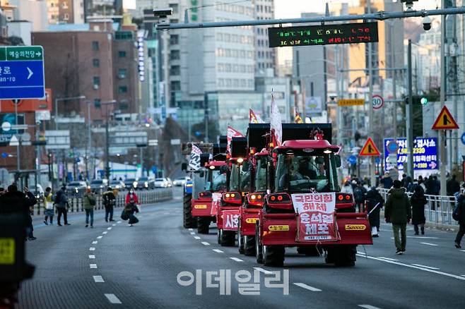 22일 오후 5시 전국농민회총연맹 전봉준 투쟁단이 사당역을 지나 용산 대통령 관저로 향하고 있다. (사진=민주노총 제공)