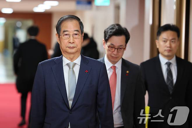 한덕수 대통령 권한대행 국무총리가 지난 19일 서울 종로구 정부서울청사에서 열린 임시국무회의에 입장하고 있다. (총리실 제공) 2024.12.19/뉴스1