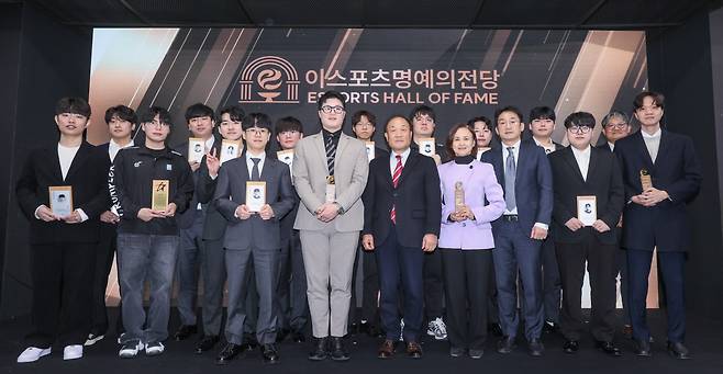 지난 19일 열린 '2024 이스포츠 명예의 전당 헌액식'에서 수상자들이 한자리에 모였다. 사진제공=한국e스포츠협회