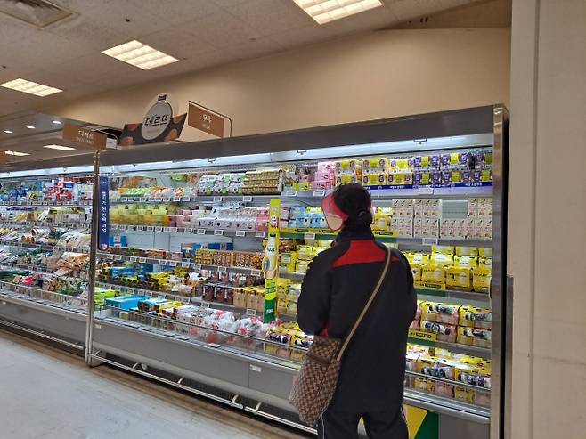 이마트·롯데마트·홈플러스‧코스트코 등 대형마트 4사가 이번 주에도 특색 있는 대규모 할인 행사를 준비했다. 크리스마스를 앞둔 주말, 대형마트들이 연말 먹거리 할인전을 진행한다. 올 크리스마스는 장기화된 고물가에 소비가 침체된 데다 탄핵정국으로 어수선한 가운데, 대형마트들은 한우 등 육류와 제철 과일 등 할인행사에 주력하고 있다. 특히, 다가오는 설 연휴를 대비해 선물세트 사전예약 할인판매 행사를 이어간다. &nbsp;대형마트 휴무일? 이마트·롯데마트·홈플러스‧코스트코 등 마트 휴일, 쉬는날 ©bnt뉴스