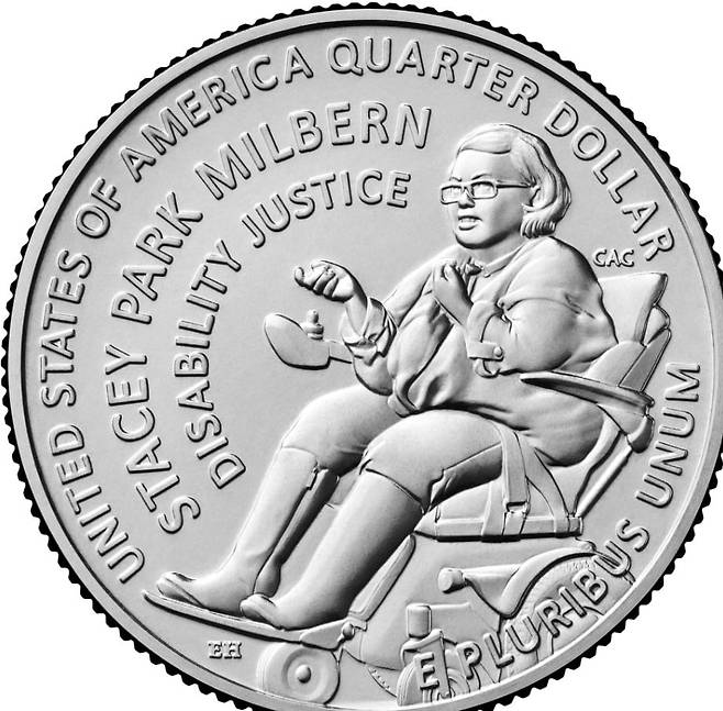 지난 18일 미 연방 조폐국이 확정해 공개한 스테이시 박 밀번 헌정 25센트 동전 디자인. 앞면에는 조시 워싱턴 초대 대통령, 뒷면에는 전동 휠체어에 탄 밀번의 모습이 새겨졌다./미 연방 조폐국(US Mint)