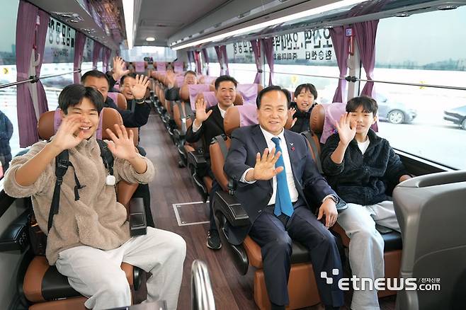 이권재 경기 오산시장(앞줄 오른쪽 두 번째)이 20일 오산역 환승센터에서 첫 운행을 시작한 오산-김포국제공항 간 공항 리무진 버스를 시승했다.