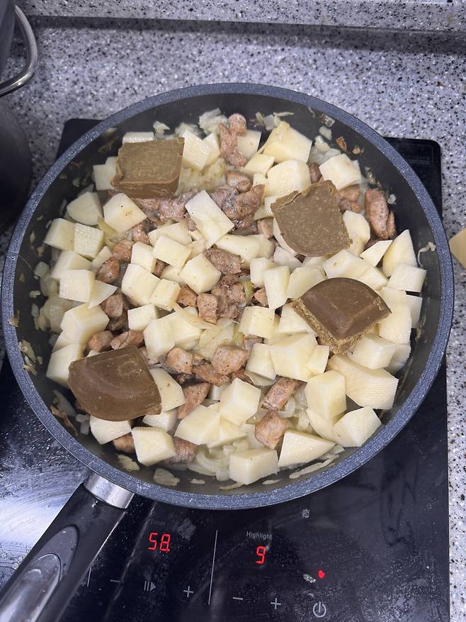 독거노인 카레 만들기