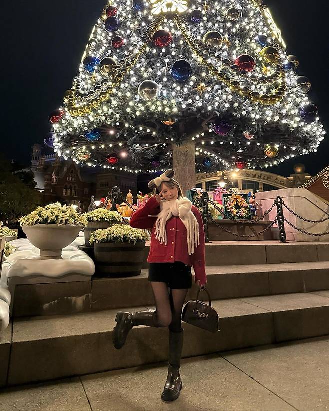 2024-12-22 19.39.29 3528617174493447416_2257433316.jpg 디즈니씨에 놀러간 미카미 유아 오늘 인스타 (+영상)