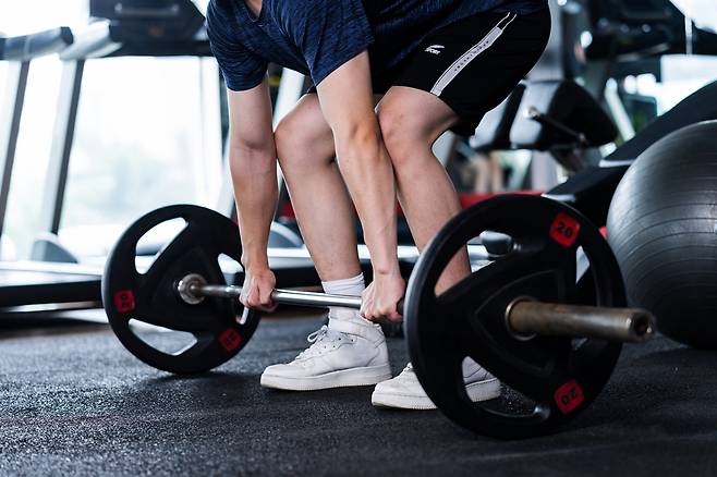 데드리프트는 동작을 잘 취하면 허리에 좋은 운동이지만, 자세가 잘못되거나 무리하게 무거운 중량을 들면 오히려 위험하다​./사진=게티이미지뱅크