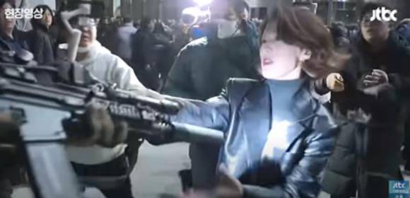 계엄군 총 잡은 안귀령 대변인. [사진=JTBC 유튜브 영상 캡처]