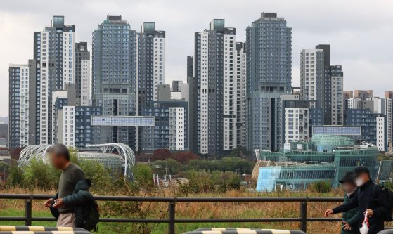 22일 KB금융지주 경영연구소의 ‘2024 한국 부자 보고서’에 따르면 지난해 말 기준으로 금융자산이 10억원 이상인 ‘부자’는 46만1000명이다. 사진은 서울 서초구 반포의 한 신축 아파트 단지. 연합뉴스.