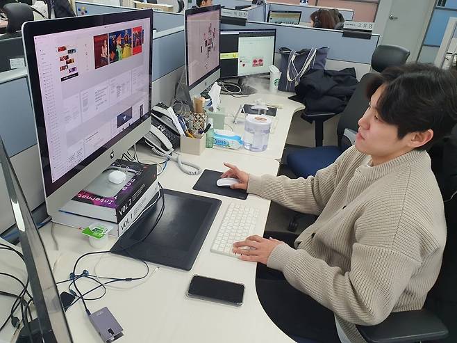 김창민 파트장이 브랜드 가이드를 제작하고 있다. 윤현주 기자