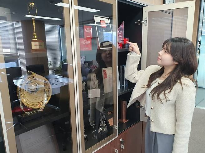 김송희 매니저가 유튜브 어워드 대상 등 다수의 트로피를 보고 있다. 윤현주 기자