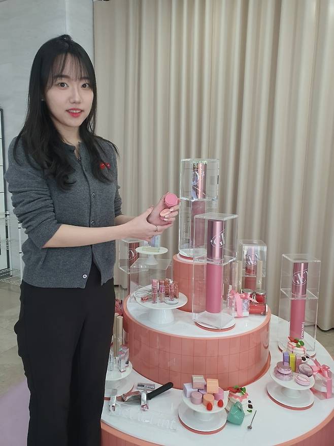 김민 매너저가 치크톤 젤리 블러셔를 사용하고 있다. 윤현주 기자