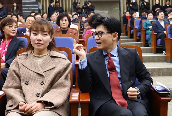 김예지 국민의힘 의원과 한동훈 전 대표 /사진=김병언 기자